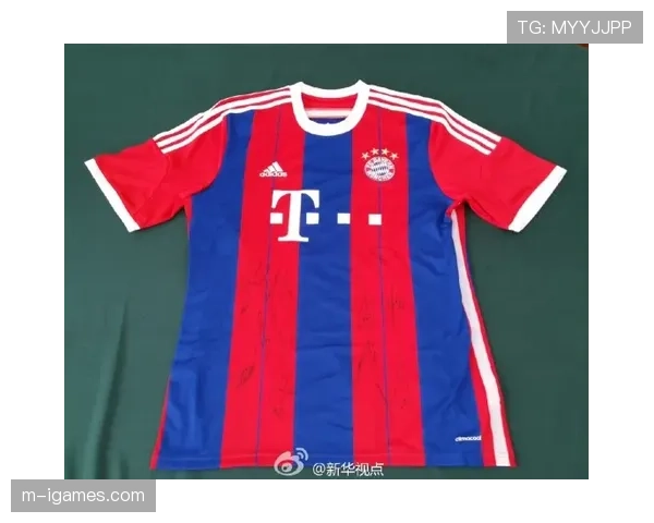 欧冠比赛用球不慎被踢上看台，小球迷获赠全队签名球衣